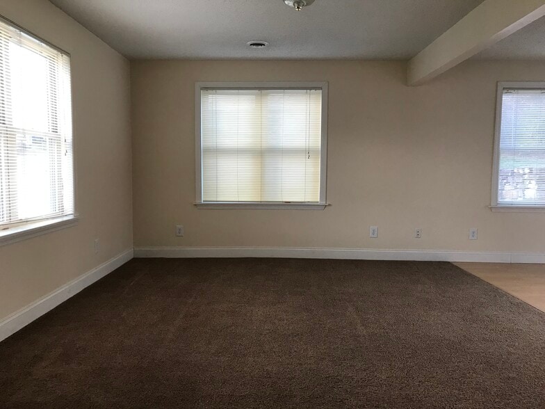 400 Herr Living Room - 400 Herr St