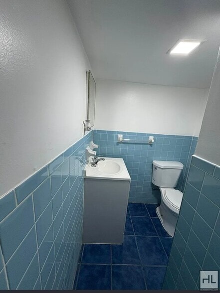 Building Photo - 32 STREET