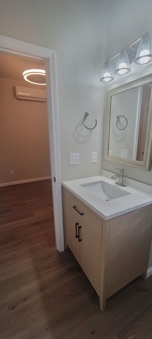 Building Photo - Gorgeous Garage Apartment!