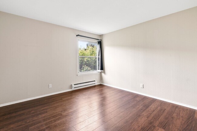 Building Photo - Top Floor 1Bd/1Ba Condo Community with Ten...