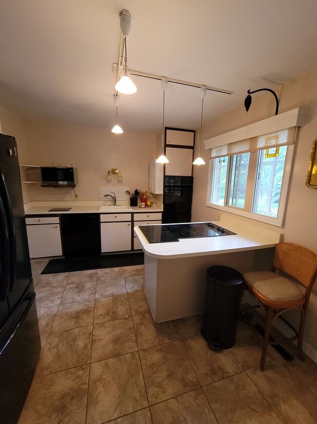 Building Photo - Cozy 3 Bedroom Home for Rent on Parkview Blvd