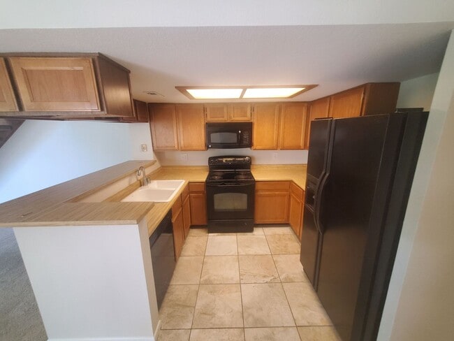 Building Photo - 2B / 2B Condo with Loft and Garage Availab...