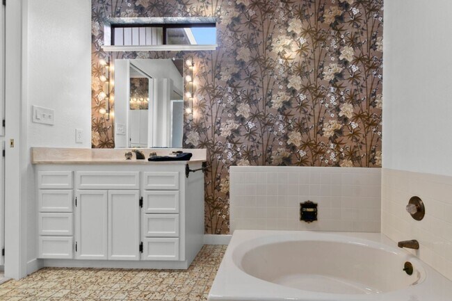 Building Photo - 4Bd/3Ba Seattle House