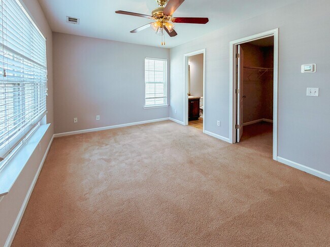 Building Photo - 11 Red Robin Ct