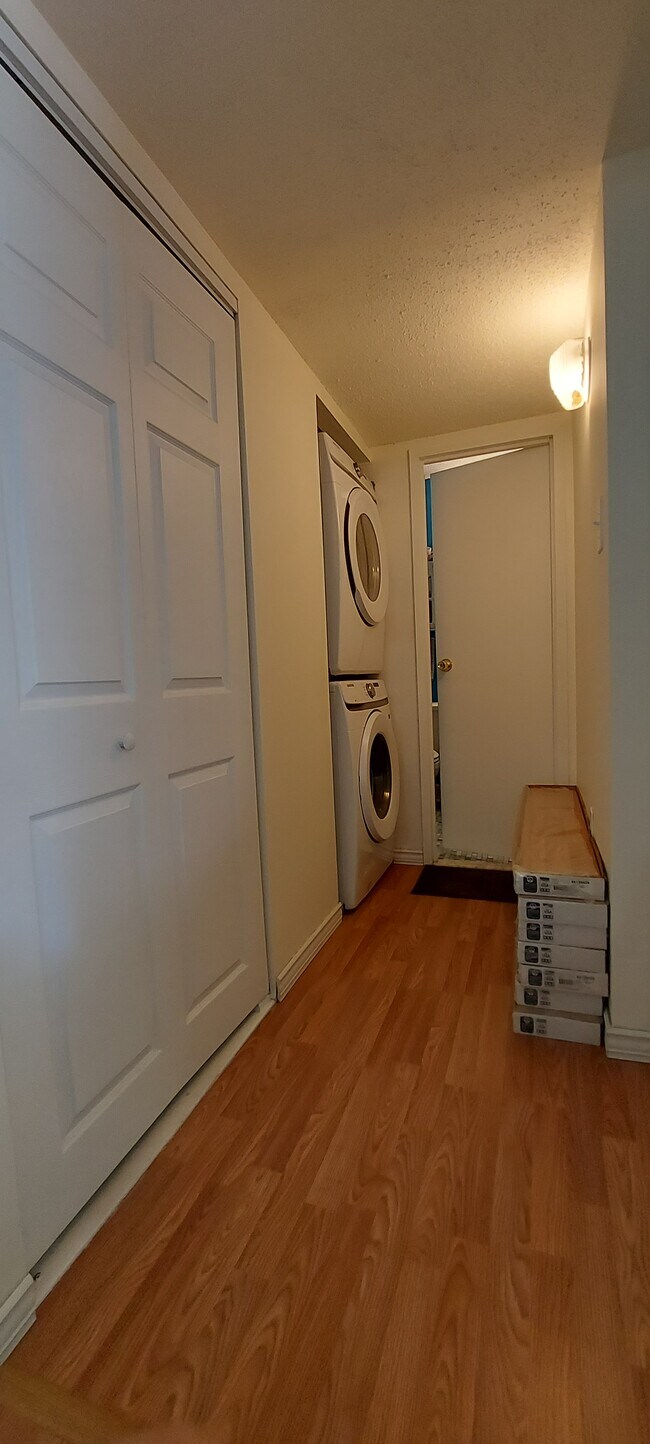 Bathroom Foyer - 280 Bridgewater Rd