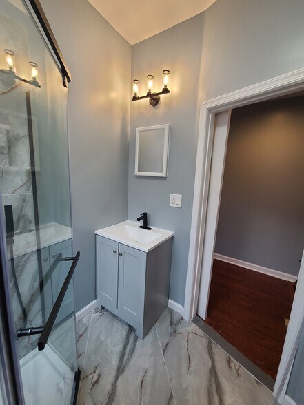 Full Bathroom - 2319 S Carlisle St