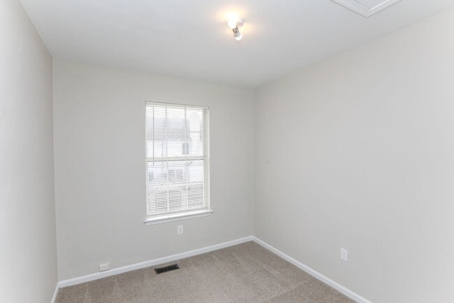 Building Photo - Charming Townhouse in Virginia Beach