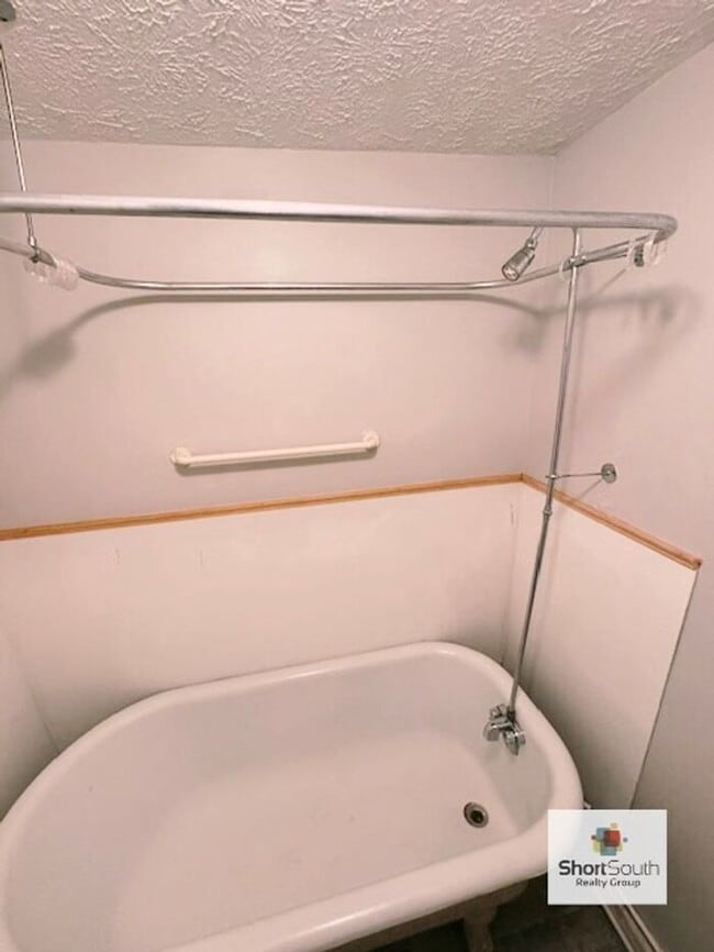 Building Photo - Updated 2 Bed 1 Bath upper level apartment in Lansing For Rent