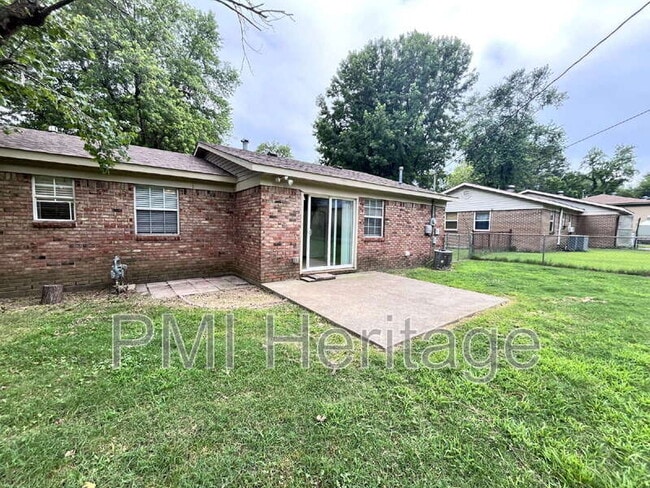 Building Photo - 2100 Cottonwood Pl