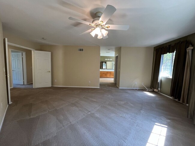 Building Photo - MOVE-IN READY 3BR w/loft, family room + du...