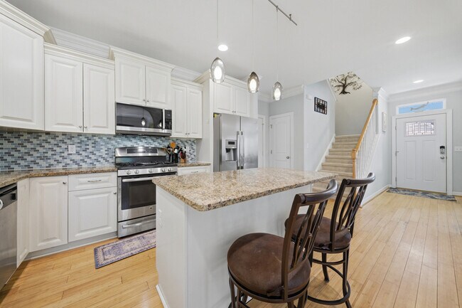 Building Photo - 431 Shorewood Pl