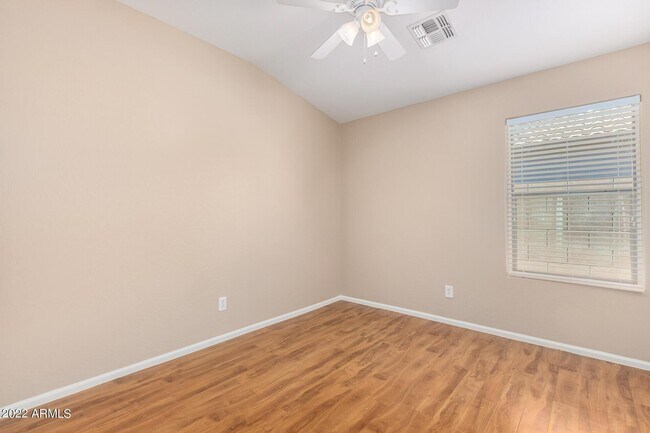 Building Photo - 17556 W Bloomfield Rd