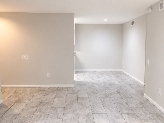 Building Photo - 1860 White Oak Dr