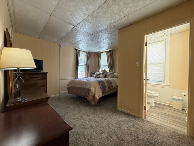 Building Photo - 400 Maple St