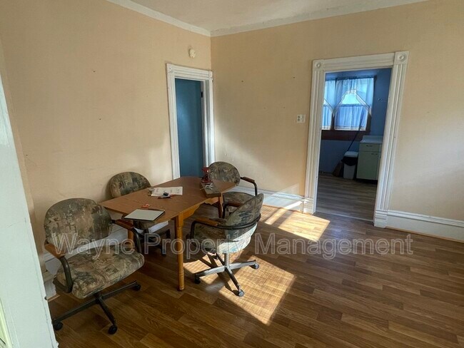 Building Photo - 516 N Cadwell Ave