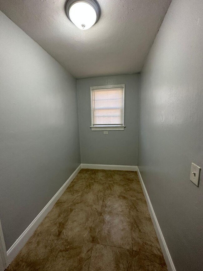 Building Photo - Fully Renovated 3/2 Available for Immediat...