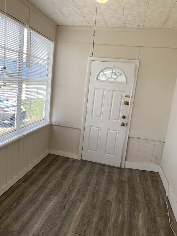 Building Photo - 1409 S Westmoreland Dr