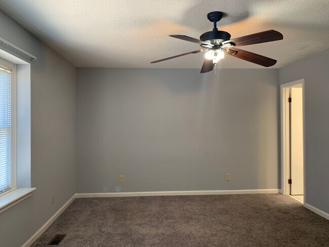Building Photo - Renovated Townhome Near UNC, Downtown, fle...