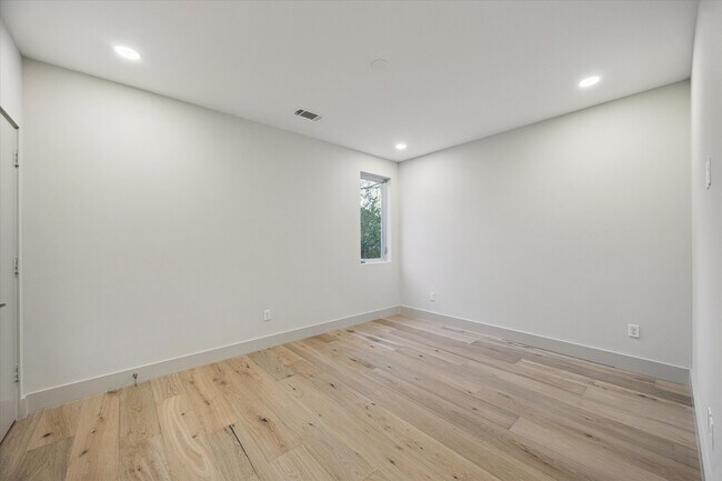 Building Photo - 2129 Quenby St