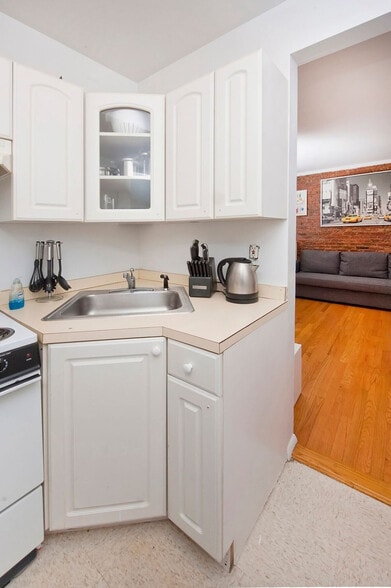 Building Photo - 333 E 95th St