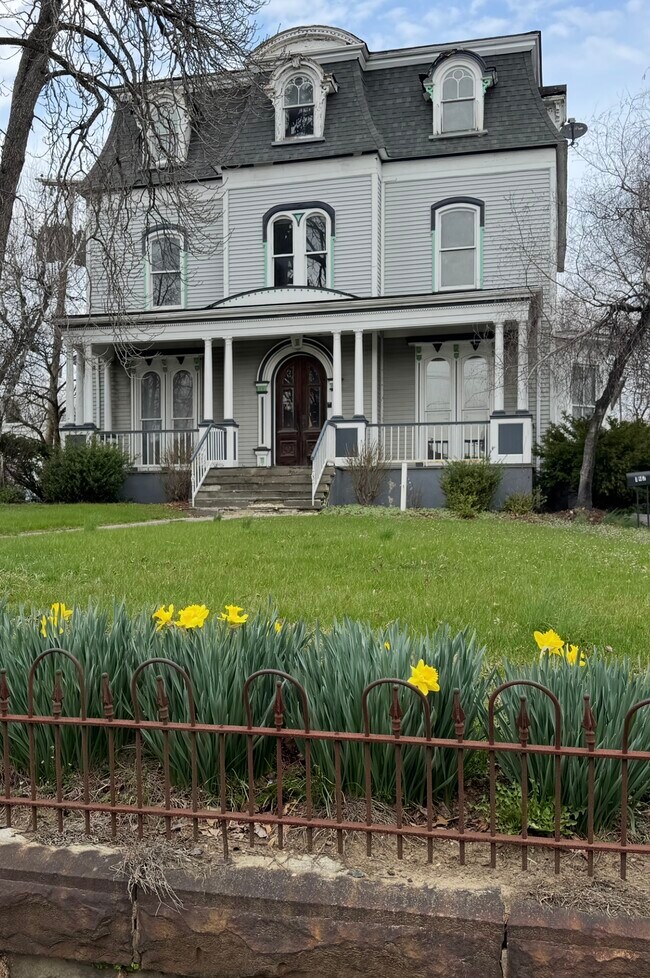 Building Photo - 162 E Washington Ave