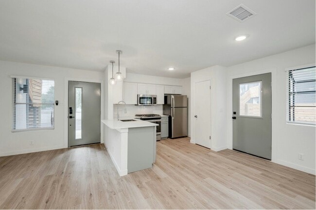 Building Photo - 905 Airoso Cove