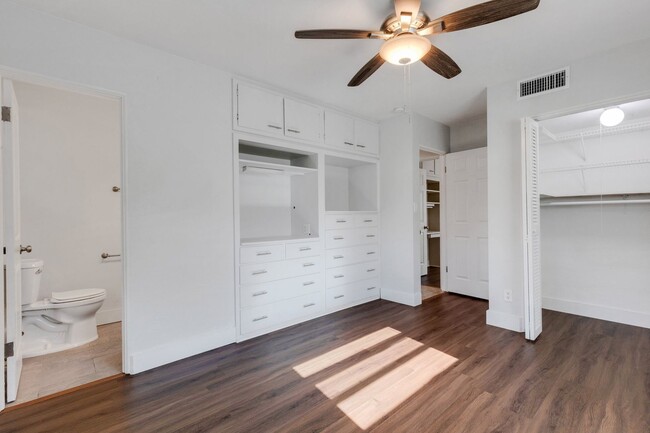 Building Photo - Modern Sarasota 3 Bedroom Home With Separa...