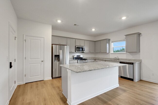 Building Photo - Stunning 4BR House in Hampton