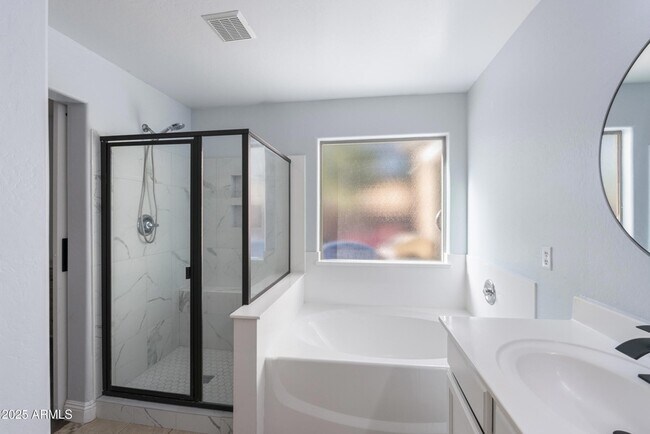 Building Photo - 1422 S 230th Ave