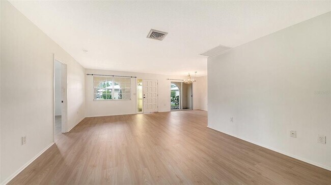 Building Photo - 515 Rousseau Dr