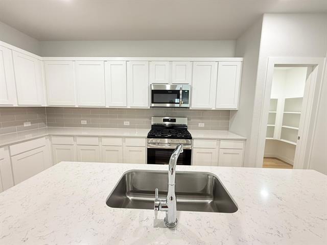 Building Photo - 1000 Rosemary Hl Dr