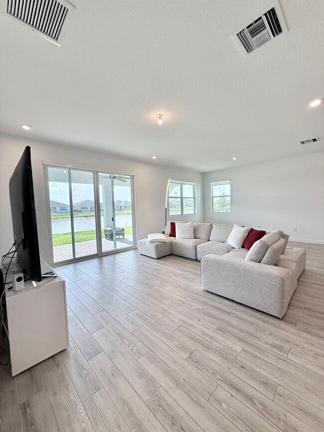 Building Photo - 10525 SW Orana Dr