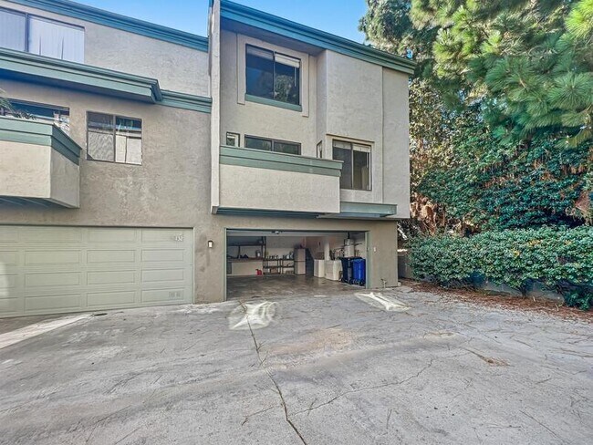 Building Photo - 3312 Caminito Eastbluff