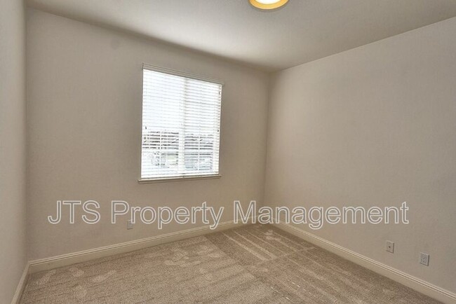 Building Photo - 3403 Oselot Way