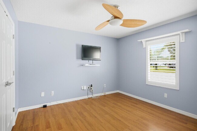 Building Photo - "Charming 3-Bedroom Home with 2 Full Baths and 2032 Sq Ft of Comfort in Palm Coast!"