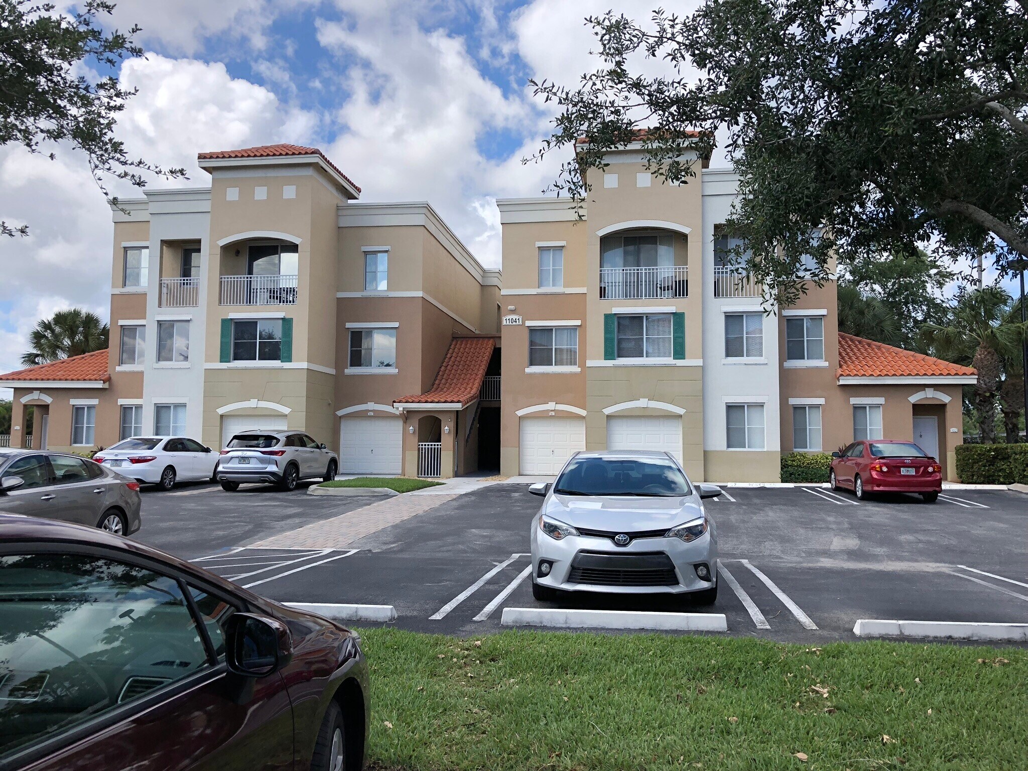 Building with great access to parking - 11041 Legacy Blvd