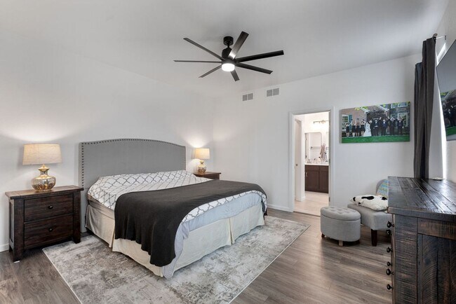Building Photo - 4 Bedroom, 2 bath in Fort Collins - Backs ...