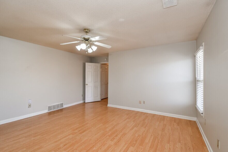 Building Photo - 4560 Wood Fox Cove