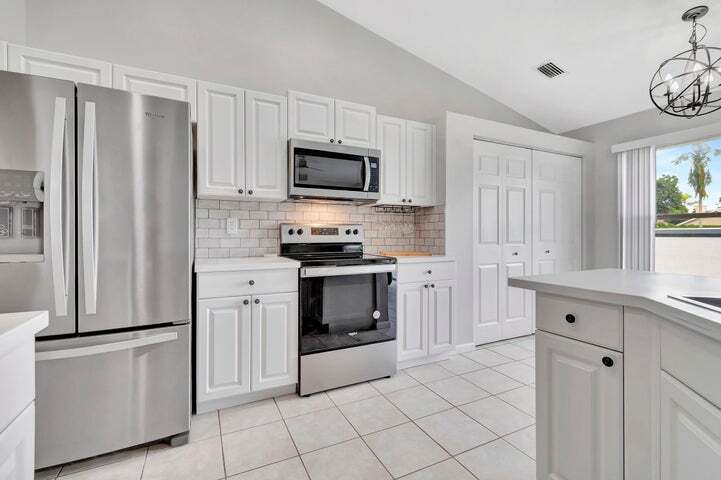 Building Photo - 1588 Farmington Ave