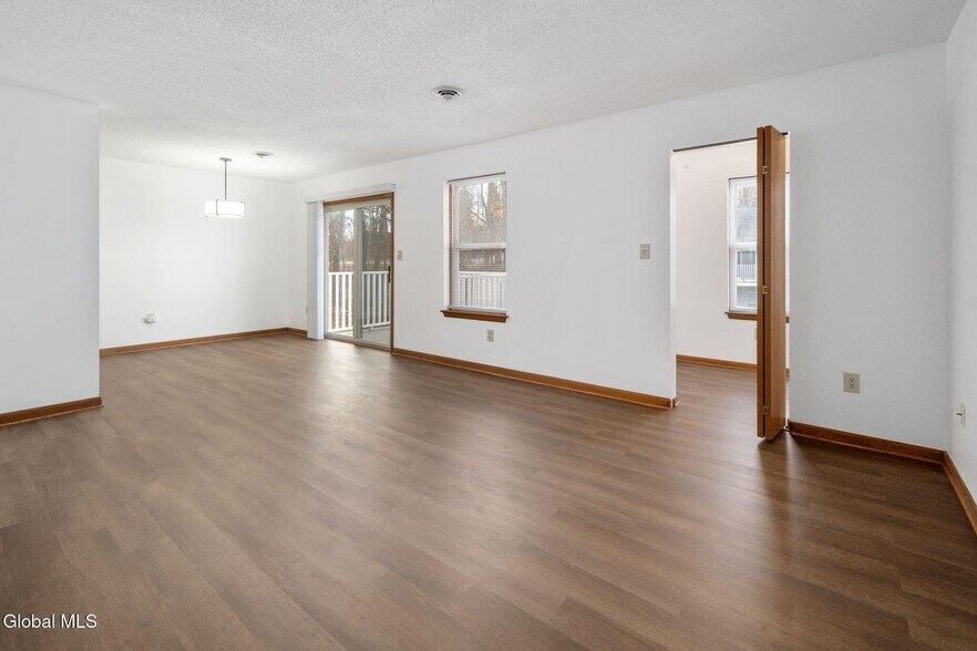 Building Photo - 1911 Cambridge Manor Dr