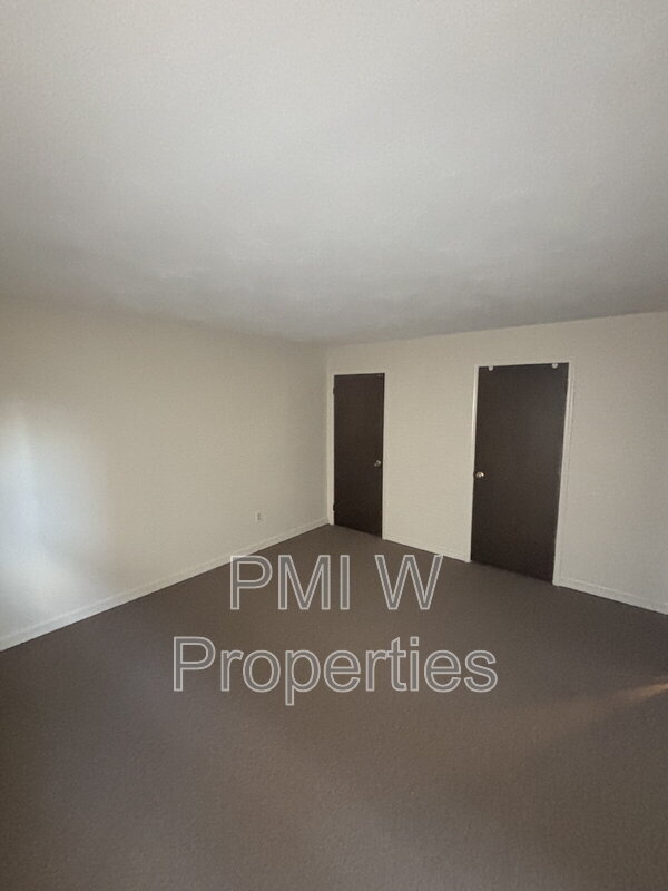 Building Photo - 210 Pine St