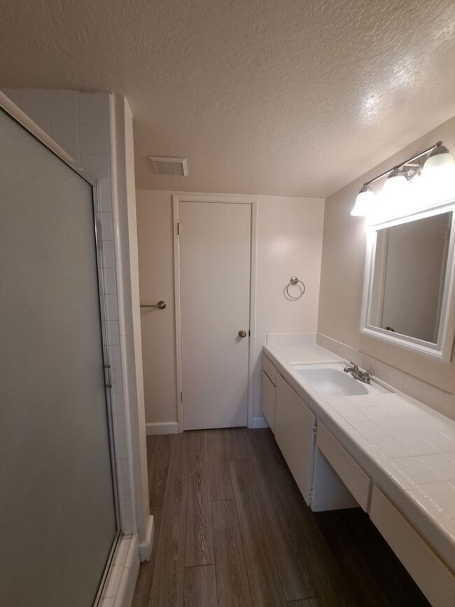 Building Photo - Beautiful 2 Bedroom Condominium Near Fashi...