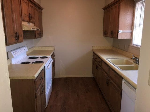 Building Photo - 2 bed one bath, spacious bedrooms, fenced ...
