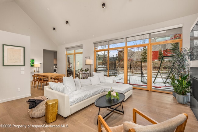 Building Photo - 113 Valley Ct