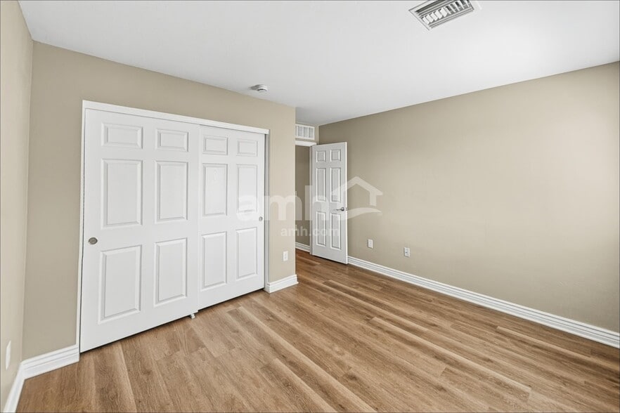 Building Photo - 8933 N Country Cove Tr