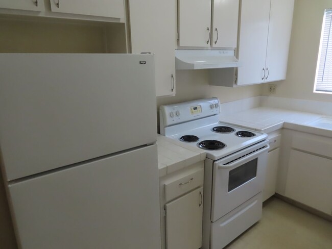 Building Photo - Two Bedroom Condo in UTC