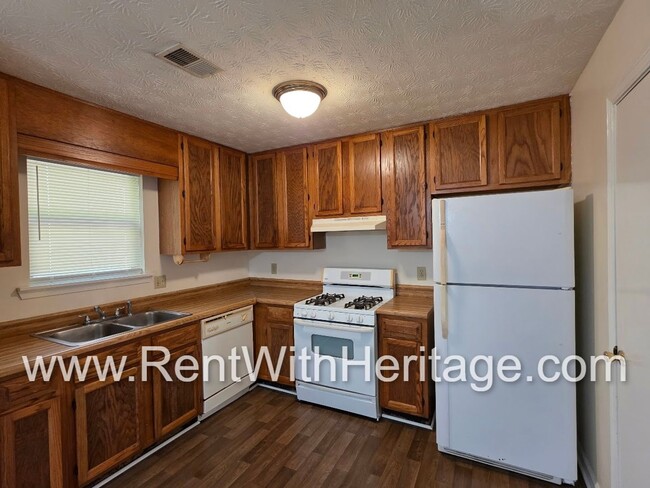 Building Photo - Amazing 3 bedroom, 2.5 bath townhome/ Great Roommate Floorplan / Great Location