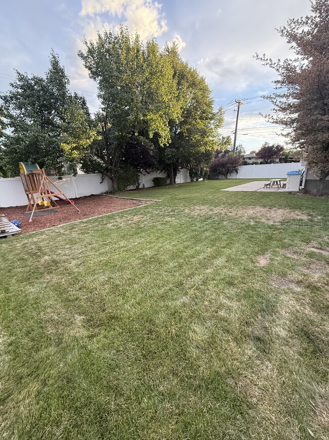 Building Photo - 212 E 900 N St