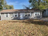 Building Photo - 722 St Martin Dr