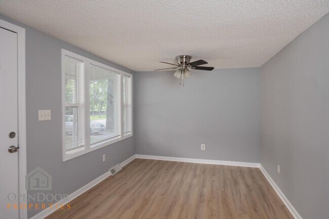 Building Photo - 530 S 71st St